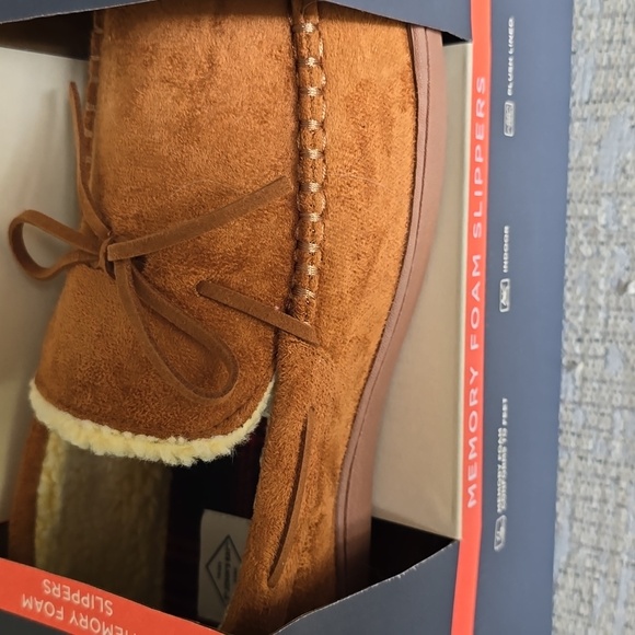 ST. JOHN'S BAY MENS TAN MEMORY FOAM SLIPPERS SIZE LARGE 11-12 - Picture 8 of 10